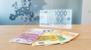 Billets de 500, 200, 100 et 50 euros réels avec un billet de 1000 euros holographique marqué "? MYTH" sur fond de carte de l'Europe.